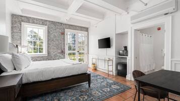 Desk, iron/ironing board, WiFi, bed sheets