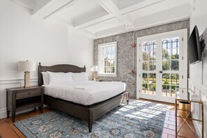 Desk, iron/ironing board, WiFi, bed sheets - Sonoma Stonehouse, King room w/ Private Patio (Santa Rosa)