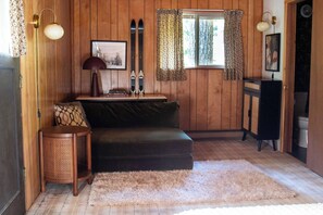 Smart TV, chimenea, reproductor de DVD y libros 