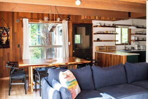Smart TV, chimenea, reproductor de DVD y libros 