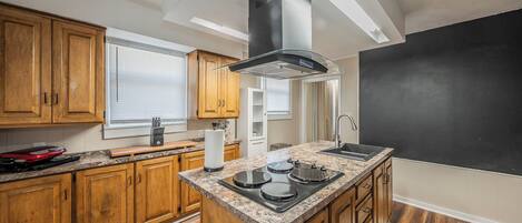 Geladeira, micro-ondas, fogão, cooktop