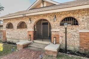 Exterior detail - Cozy & Safe 3 Bd Rm Home- Close To Everything-Pets OK- Long Term Stays Welcome (Fort Worth)
