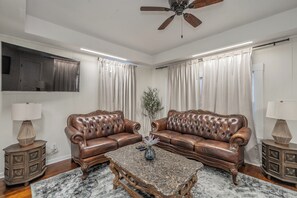 Living area - Cozy & Safe 3 Bd Rm Home- Close To Everything-Pets OK- Long Term Stays Welcome (Fort Worth)