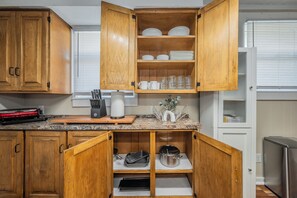 Interior - Cozy & Safe 3 Bd Rm Home- Close To Everything-Pets OK- Long Term Stays Welcome (Fort Worth)