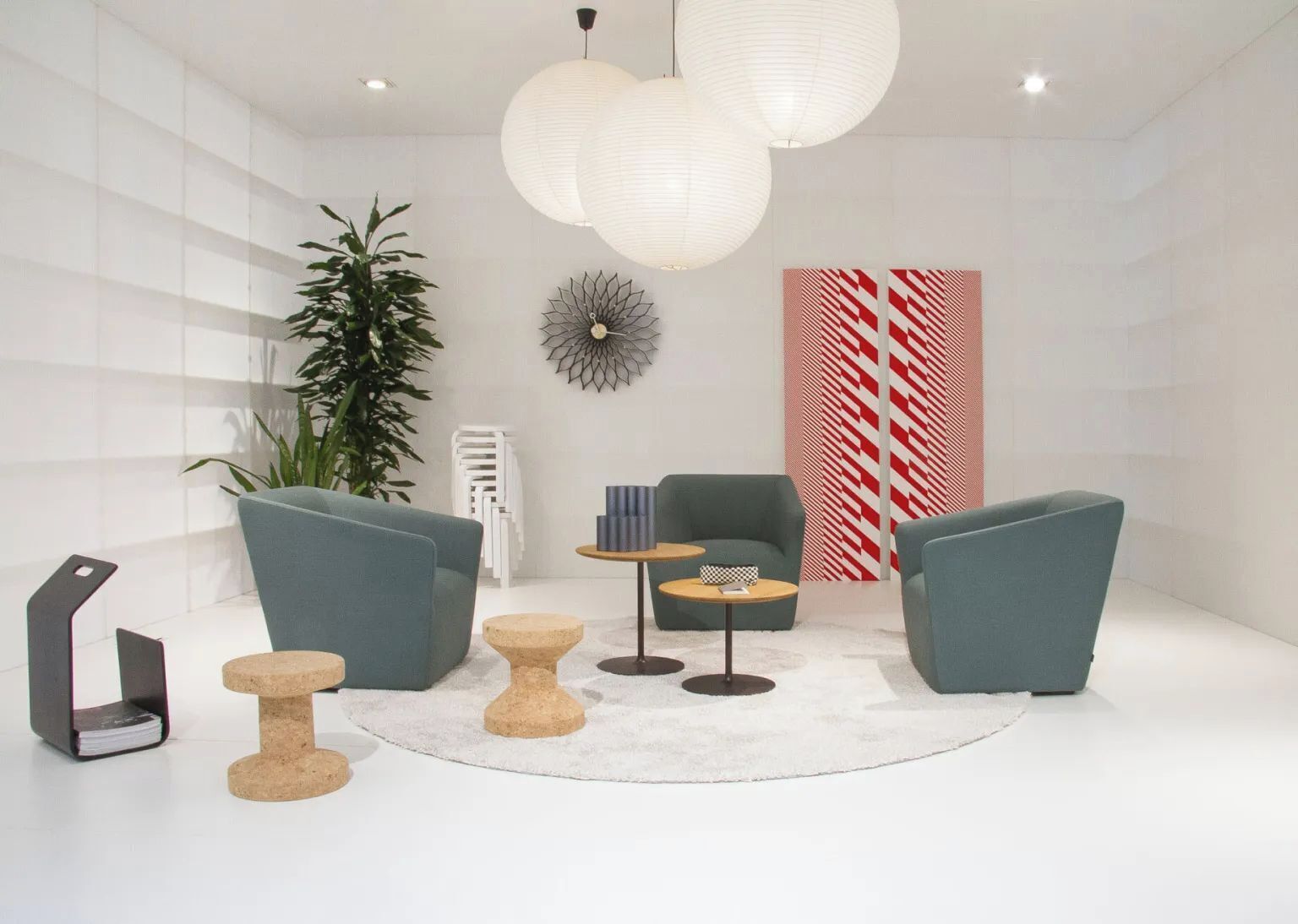 客房内保险箱、办公桌、笔记本电脑工作区、遮光窗帘