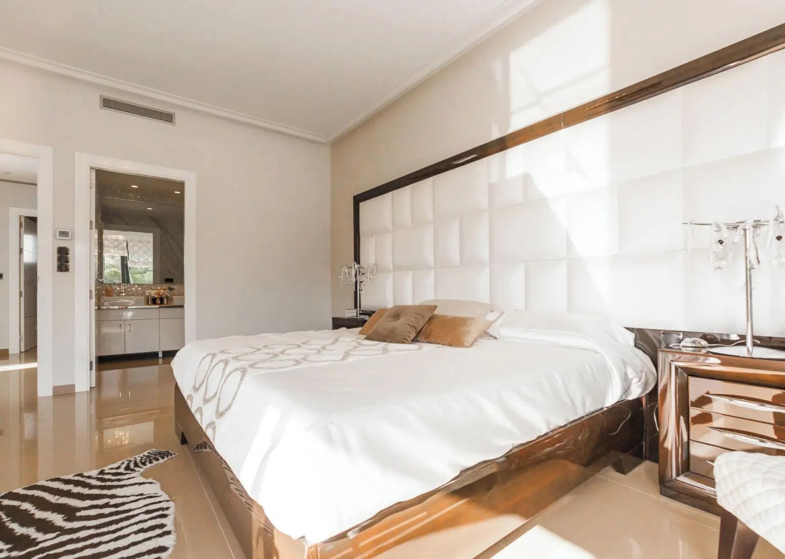 クラシック コンドミニアム バルコニー ヒルビュー | セーフティボックス (室内)、デスク、ノートパソコン用作業スペース、遮光カーテン