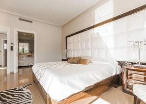 Condo phong cách cổ điển, ban công, quang cảnh đồi núi | Két bảo mật tại phòng, bàn, khu vực làm việc phù hợp cho laptop 