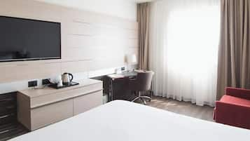 Condo phong cách cổ điển, ban công, quang cảnh đồi núi | Két bảo mật tại phòng, bàn, khu vực làm việc phù hợp cho laptop