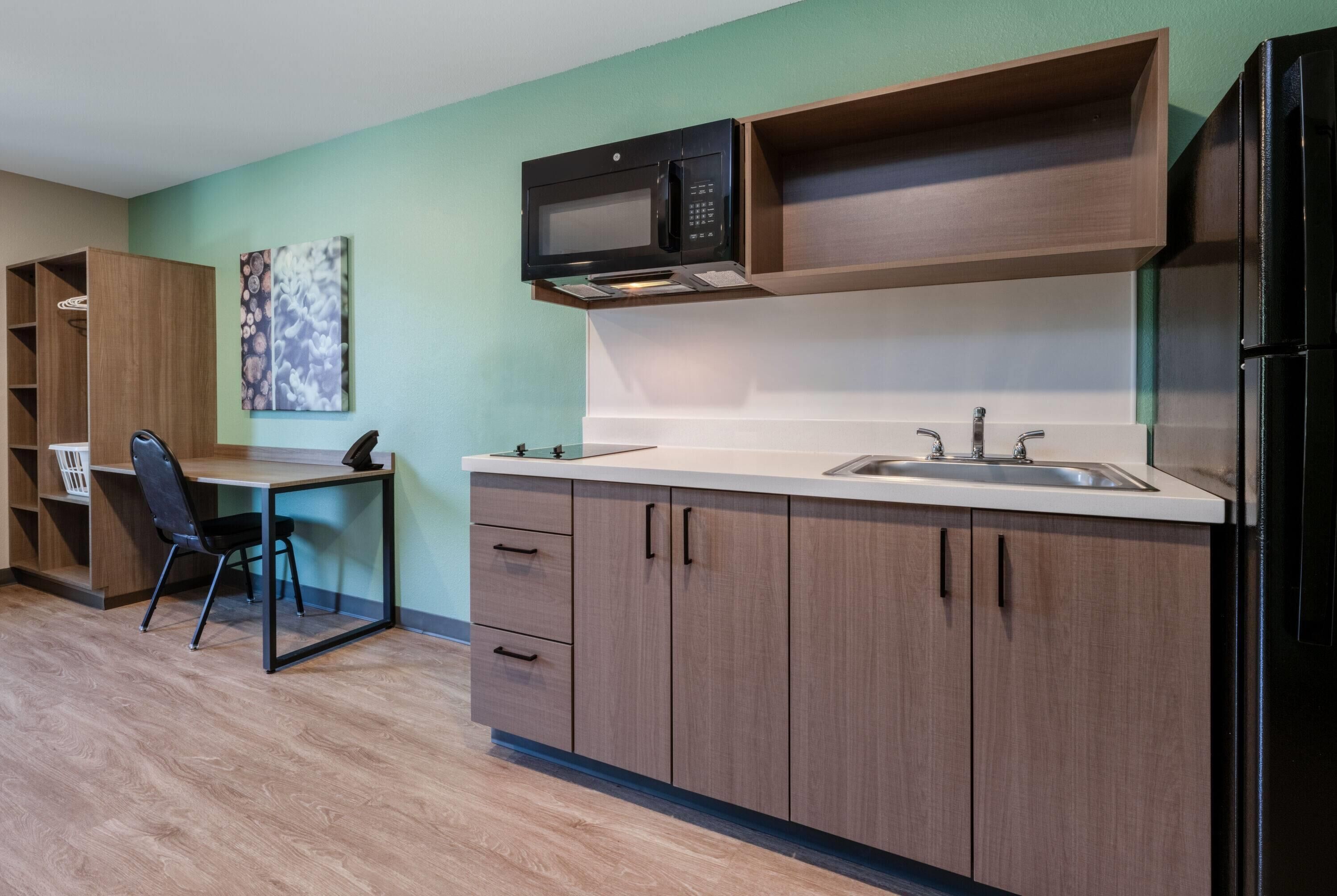 Schreibtisch, laptopgeeigneter Arbeitsplatz, Verdunkelungsvorhänge