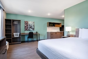 Escritorio, espacio para trabajar con laptop y cortinas blackout