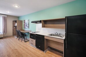 Réfrigérateur grande capacité avec congélateur, four à micro-ondes