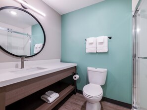 Suite, 1 letto queen, non fumatori | Bagno | Asciugamani