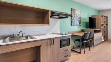 Een koelkast/vriezer, een magnetron, een kookplaat