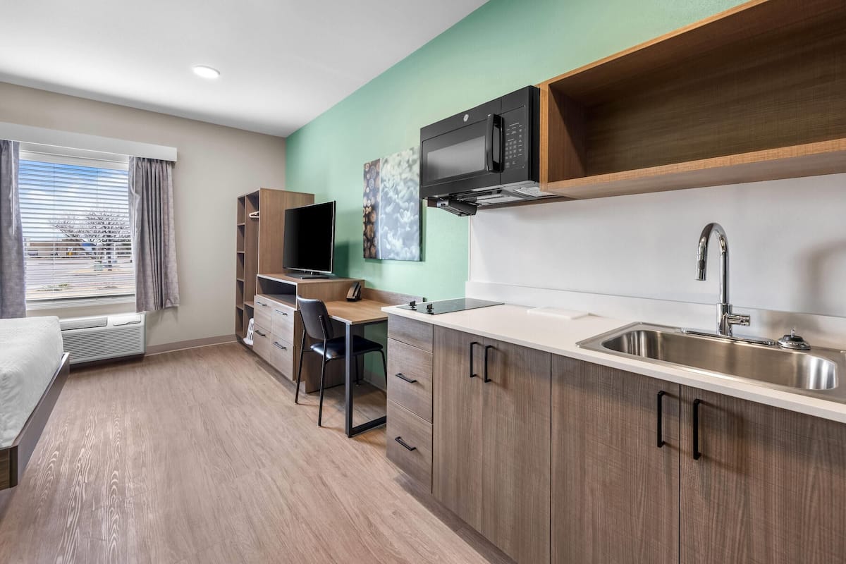 Full-sized fridge, microwave, stovetop