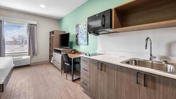 Kjøleskap, mikrobølgeovn og kokeplater