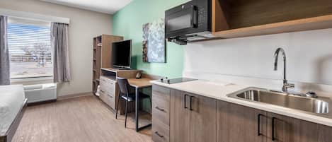 Een koelkast/vriezer, een magnetron, een kookplaat