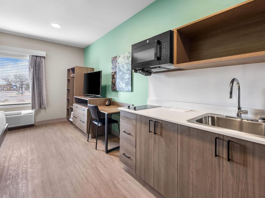 Full-size fridge, microwave, stovetop