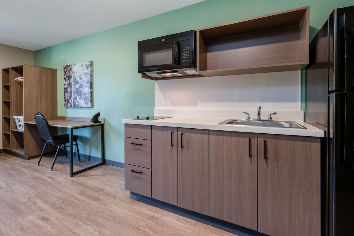 Habitación, 1 cama Queen size, para no fumadores (Bathtub W/grab Bars) | Escritorio, espacio para trabajar con laptop y cortinas blackout