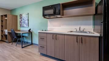 Room, 1 Queen Bed, Non Smoking (Bathtub W/grab Bars) | Desk, laptop workspace, blackout drapes, free WiFi