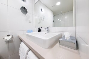 Chambre Confort, 1 très grand lit | Salle de bain