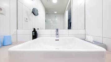 Comfort Room, 1 Katil Raja (King) | Bilik Mandi