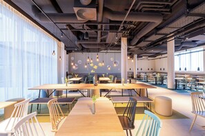 Daily buffet breakfast for a fee - Leonardo Smart Hotel Vienna Airport (Schwechat)