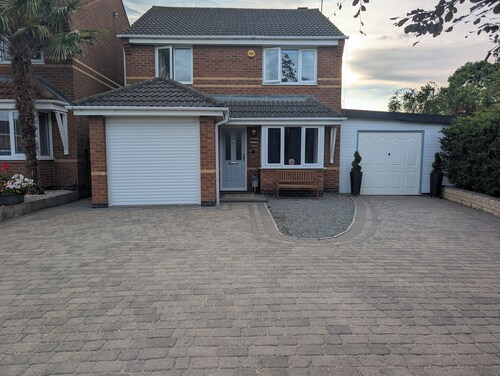 Spacious 3 bedroom Family house with games room in quiet area
