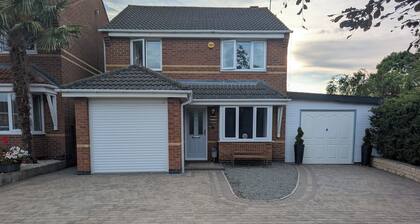 Spacious 3 bedroom Family house with games room in quiet area