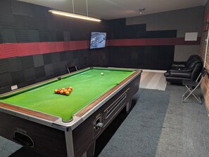 Games room - Spacious 3 bedroom Family house with games room in quiet area (Braunstone Town)