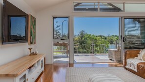 3 bedrooms, iron/ironing board, WiFi, bed sheets - Creekfront Escape with Stunning Water Views (Pottsville)