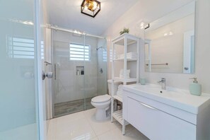 Bathroom - Casa Monsita: Colorful Vibes by the Beach (Monsita)