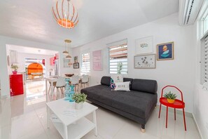 TV - Casa Monsita: Colorful Vibes by the Beach (Monsita)