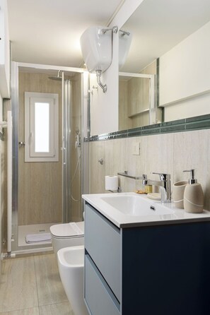 Dusche, umweltfreundliche Kosmetikartikel, Haartrockner, Bidet