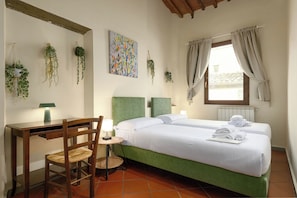 3 Schlafzimmer, Schreibtisch, Bügeleisen/Bügelbrett, Reisekinderbett