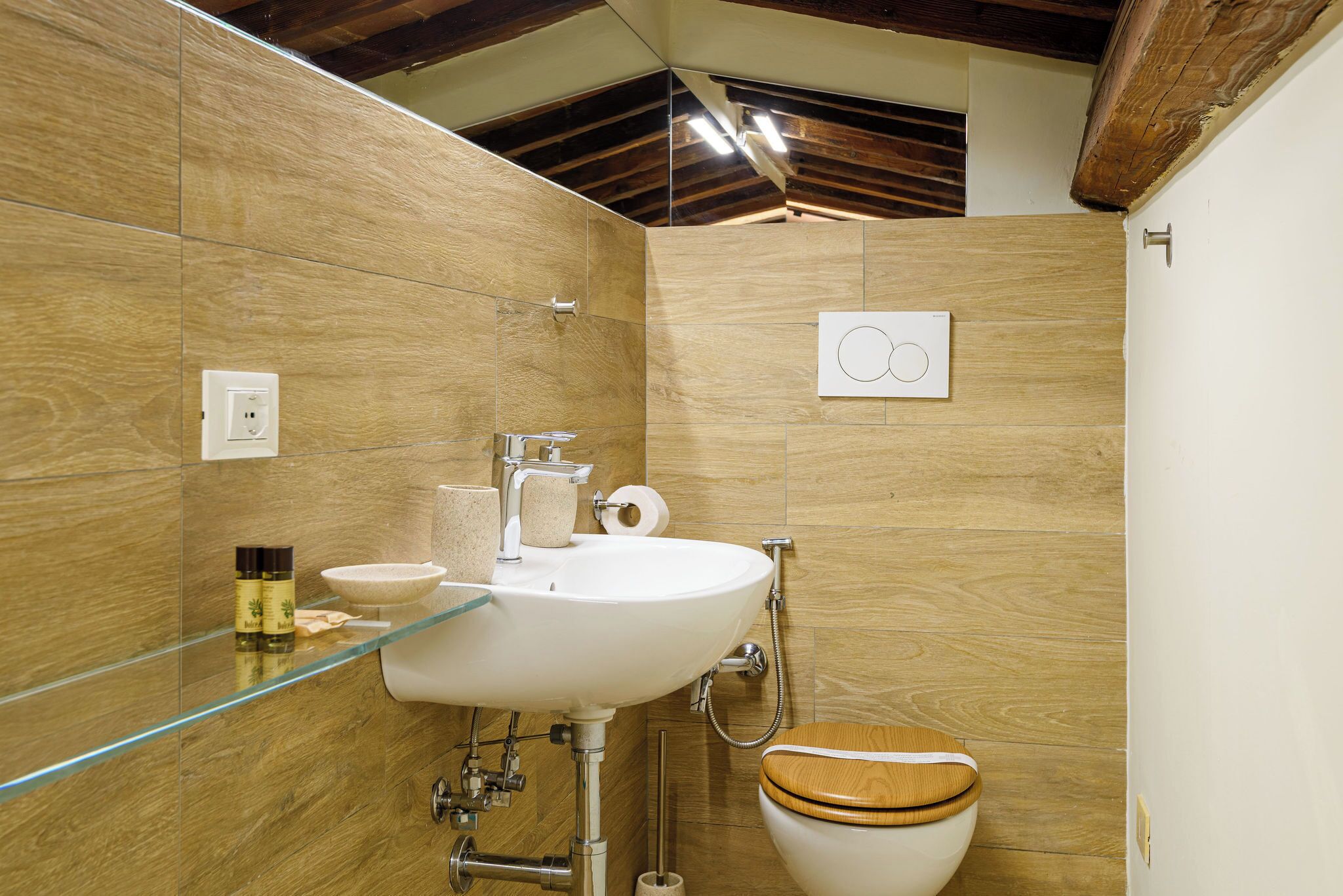 Douche, articles de toilette écologiques, séchoir à cheveux, bidet
