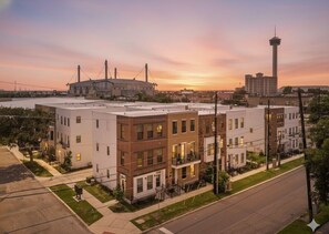 Exterior - NEW! Luxury Home - Walk to DT & Alamodome - Garage (San Antonio)