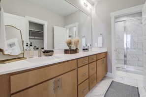 Shower, hair dryer, towels, soap - NEW! Luxury Home - Walk to DT & Alamodome - Garage (San Antonio)