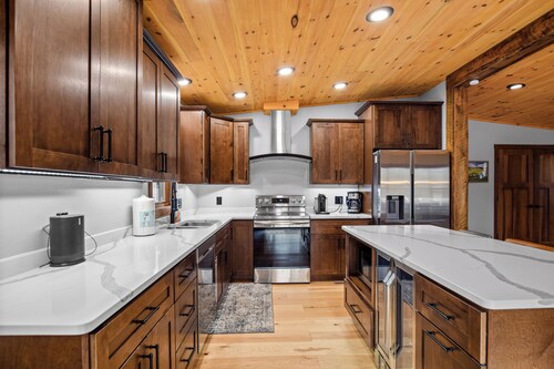 Perfect for Groups 4BR Cabin with Golf Sim, Hot Tub & Game Room Near Sand Valley