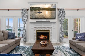 TV, fireplace, books - HugeViews|Dock|FirePit|Kayaks|PickleBall|BoatRamp (Sparta)