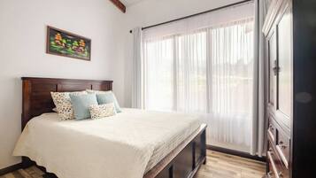 2 bedrooms, desk, free WiFi, bed sheets