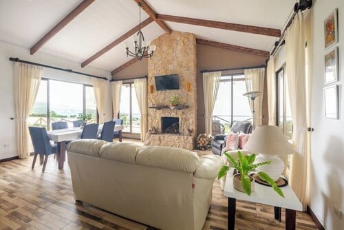 Cabin with Central Valley View Villa Ron Dafa Casa Renacer 