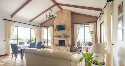 Cabin with Central Valley View Villa Ron Dafa Casa Renacer