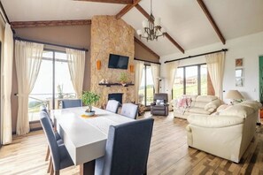 Televisión, chimenea, libros y estéreo 