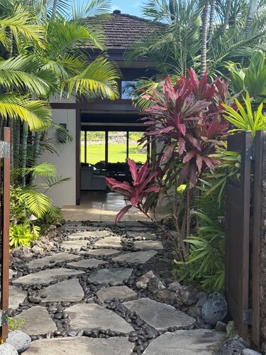 Hualalai 4 bedroom 5 bathroom privacy, central to all Four Seasons amenities