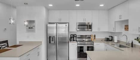 冷蔵庫、電子レンジ、コンロ、食器洗い機