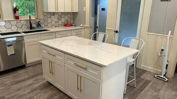 Full-size fridge, microwave, oven, stovetop