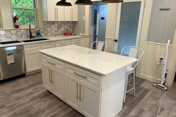 Full-size fridge, microwave, oven, stovetop