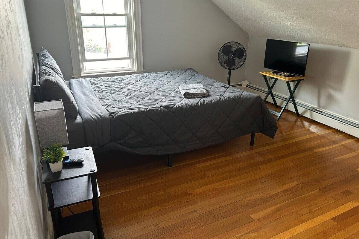 Driepersoonskamer, gemeenschappelijke badkamer (4) | Een bureau, een laptopwerkplek, gratis wifi