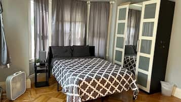 Triple Room, Shared Bathroom (2) | Desk, laptop workspace, free WiFi