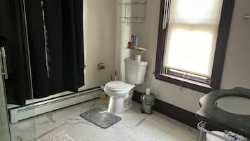 Handdukar, tvål, schampo och toalettpapper